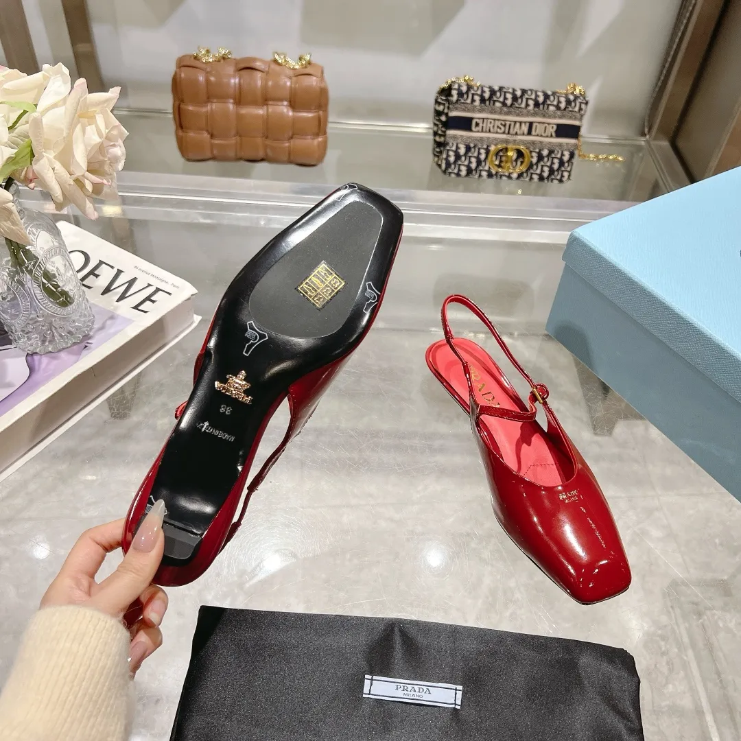 👟👟Ex-factory price 500👟👟 25-year new model launched on the catwalk star's new fashion trend [PRADA] square toe high heel square heel thick heel sandal back empty single shoe. ✨✨The upper is made of imported cow patent leather, the open edge beads and the inner pads are made of imported sheepskin, and the Italian injection molded leather outsole. ⚠️3 heel heights: flat, 5.5cm, 8.3cm. 🐎size: 35-40 (41 can be customized, non-refundable)
